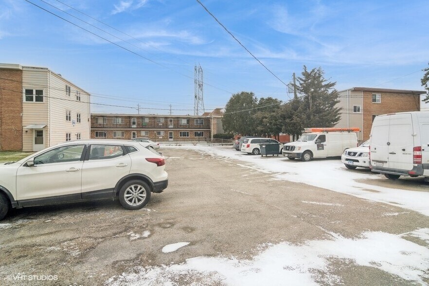 More Photos Of 8003 W Foster Ln, Niles Apartments For Sale