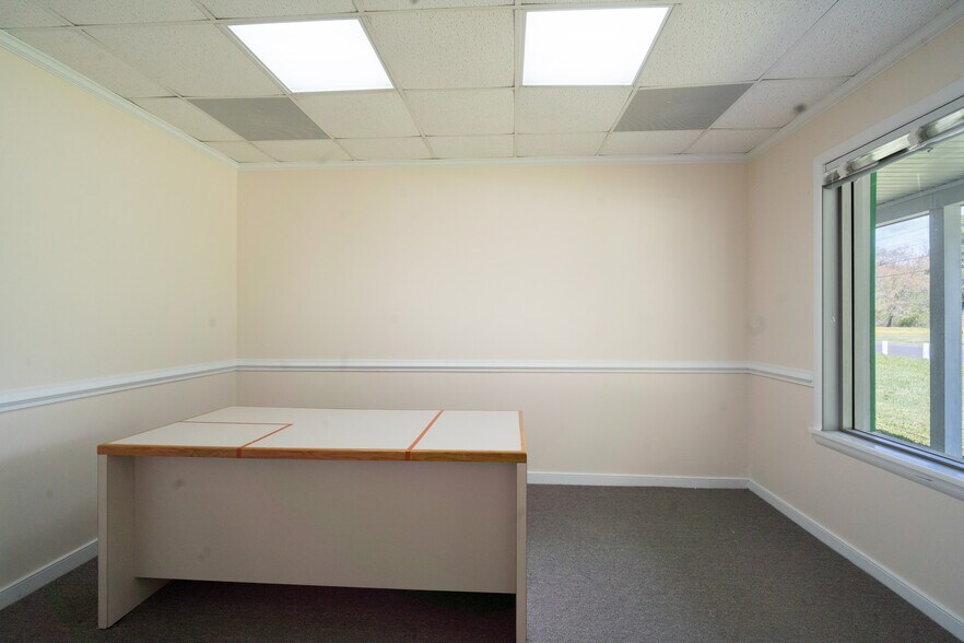 More Photos Of 220 Chesapeake Dr, White Stone Office For Sale