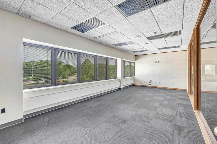 More Photos Of 1100 Employers Blvd, De Pere Office For Lease