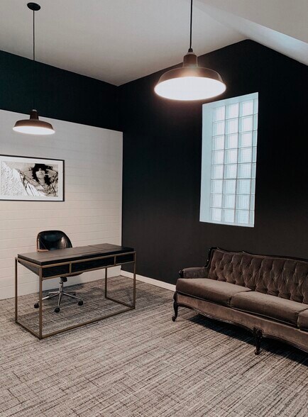 More Photos Of 689 Central Ave, Saint Petersburg General Retail For Lease