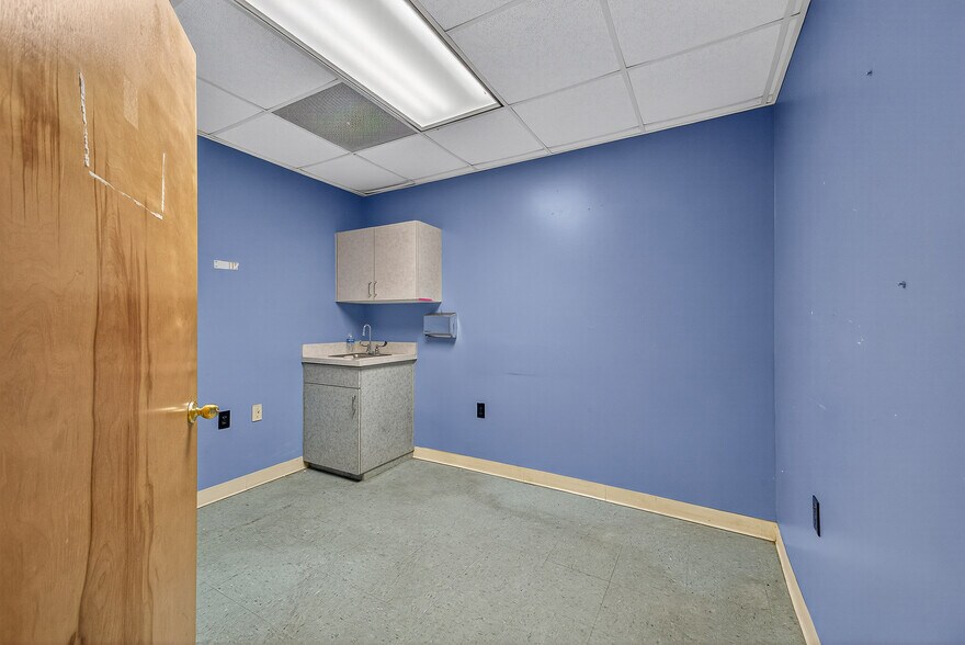 More Photos Of 1500 N Pace Blvd, Pensacola Freestanding For Sale