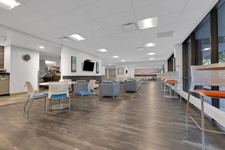 More Photos Of 25800 Northwestern Hwy, Southfield Office For Lease