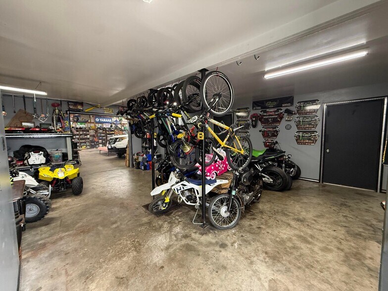 More Photos Of 615 W Benton St, Buffalo Flex For Sale