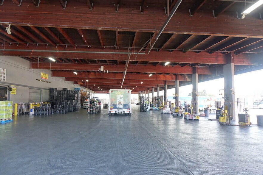 More Photos Of 6800 N Cutter Cir, Portland Distribution For Lease