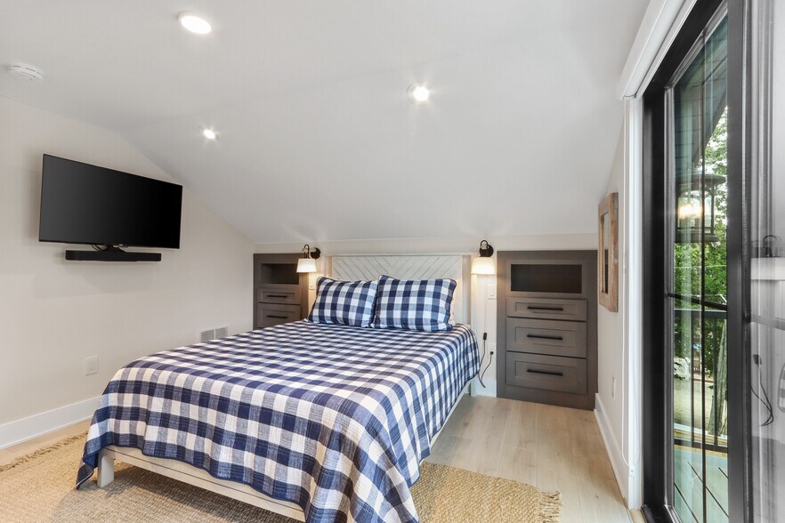 More Photos Of W4724 S Lakeshore Dr, Fontana-on-Geneva Lake Storefront For Sale