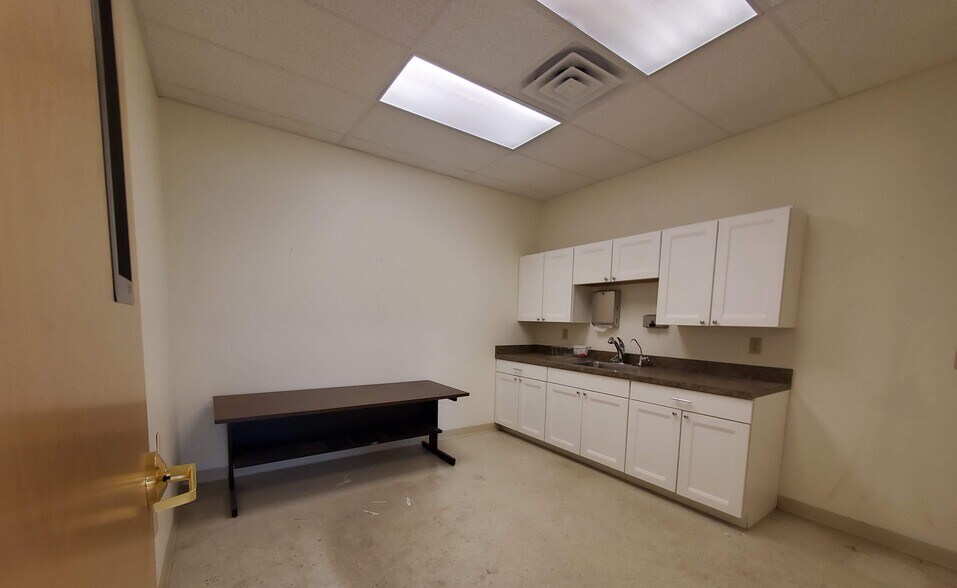 More Photos Of 238 Bay St, Queensbury Showroom For Lease