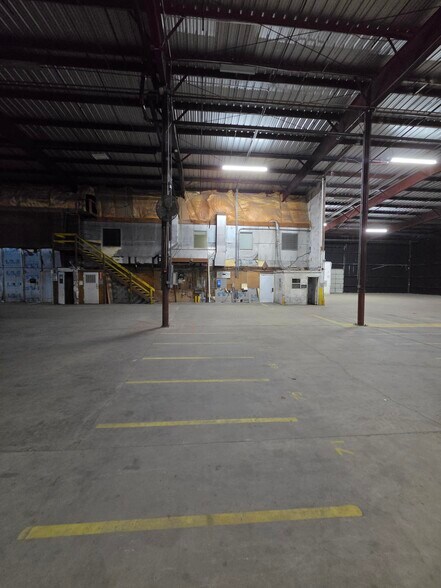 More Photos Of 1107 N Thomas Ave, Leesburg Warehouse For Lease