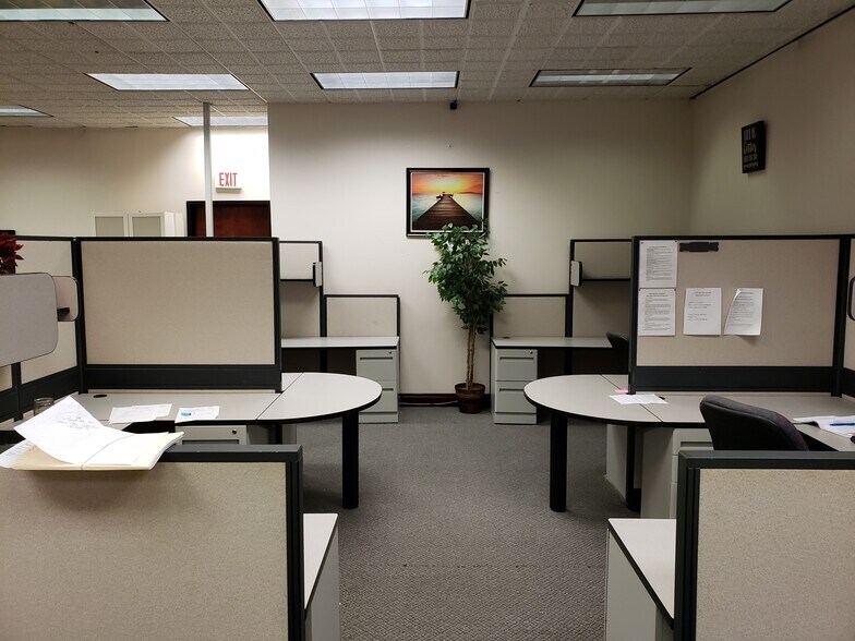 More Photos Of 495 Circle 85 St, College Park Warehouse For Lease