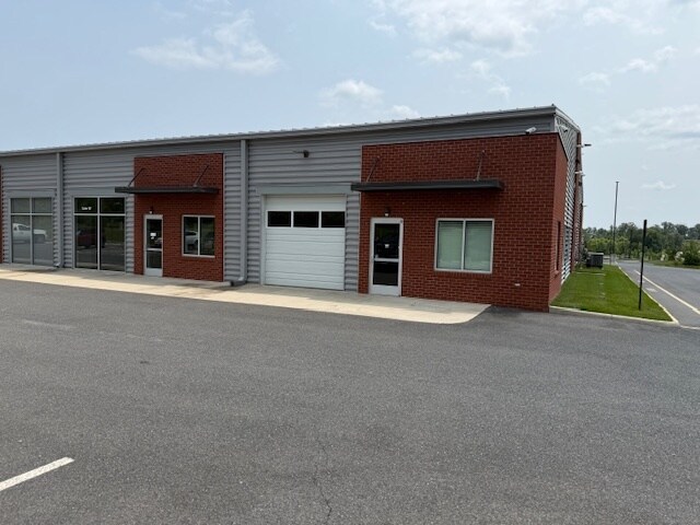 More Photos Of 25 Centreport Pky, Stafford Flex For Lease