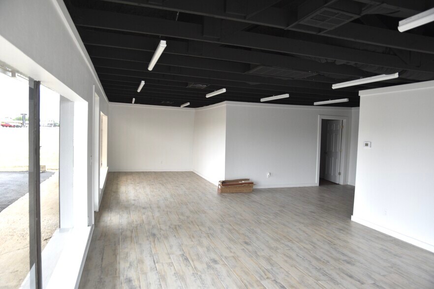 More Photos Of 1811 E Broadway St, Altus Service For Lease