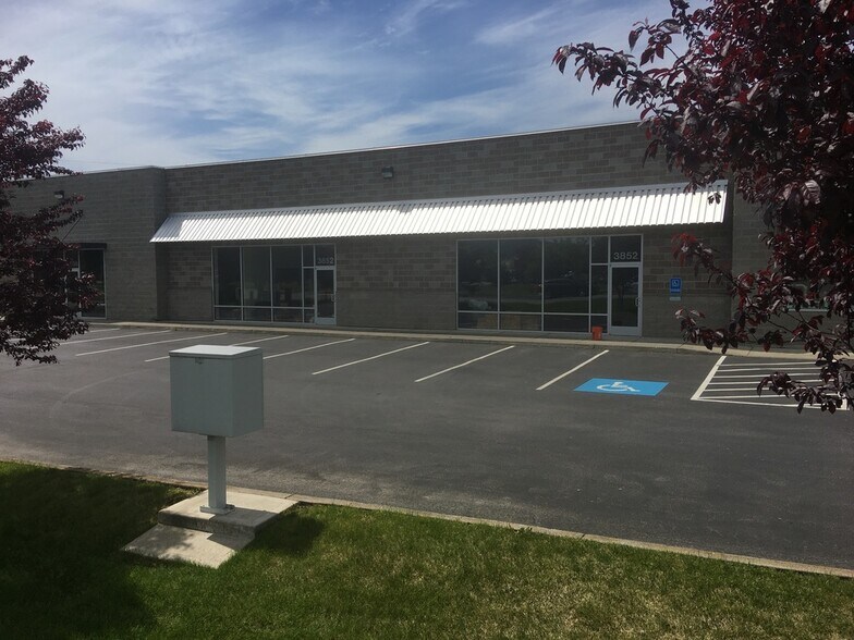 More Photos Of 3846-3856 N Schreiber Way, Coeur d'Alene Showroom For Lease