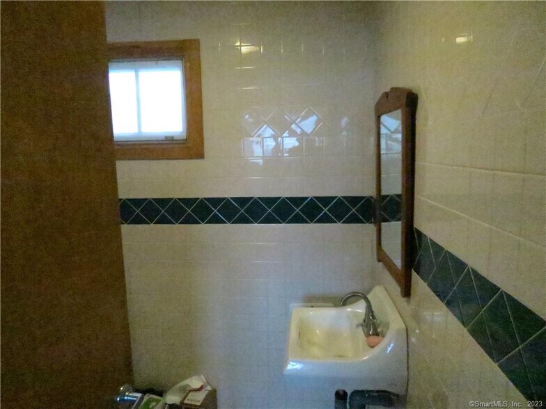 More Photos Of 187 Lebanon Ave, Colchester Freestanding For Lease