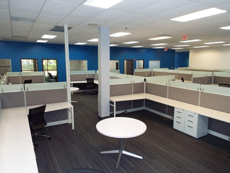 More Photos Of 3000-3044 N Commerce Pky, Miramar Warehouse For Lease