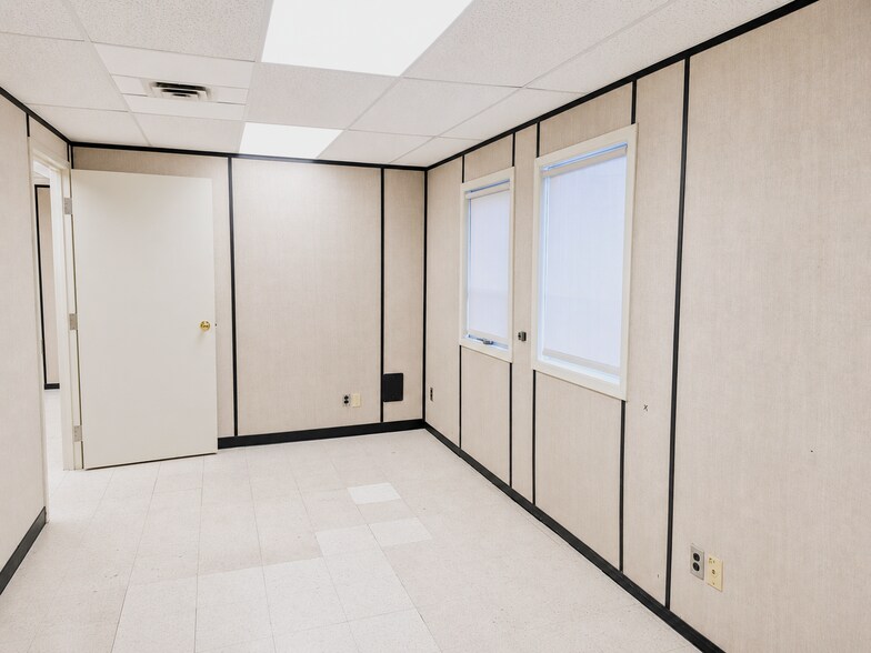 More Photos Of 14 Bayswater Av, Ottawa Office For Lease