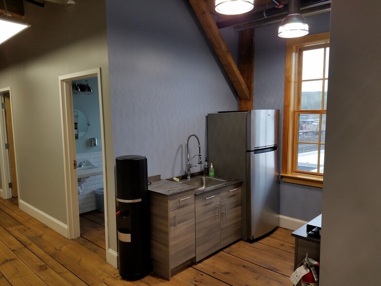 More Photos Of 60 Pleasant St, Ashland Flex For Lease