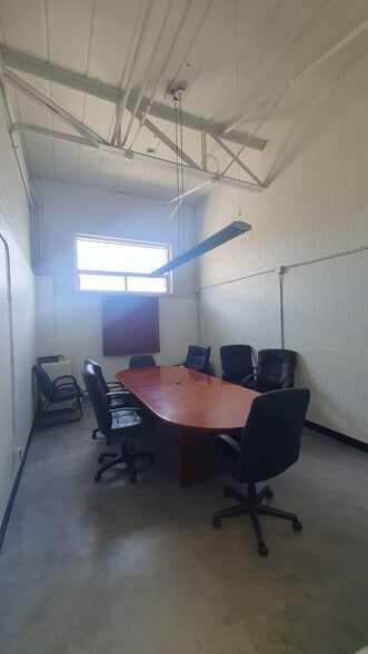 More Photos Of 6705 Rue Saint-Jacques, Montréal Light Distribution For Lease