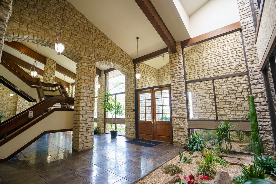 More Photos Of 16250 Knoll Trail Dr, Dallas Office For Lease