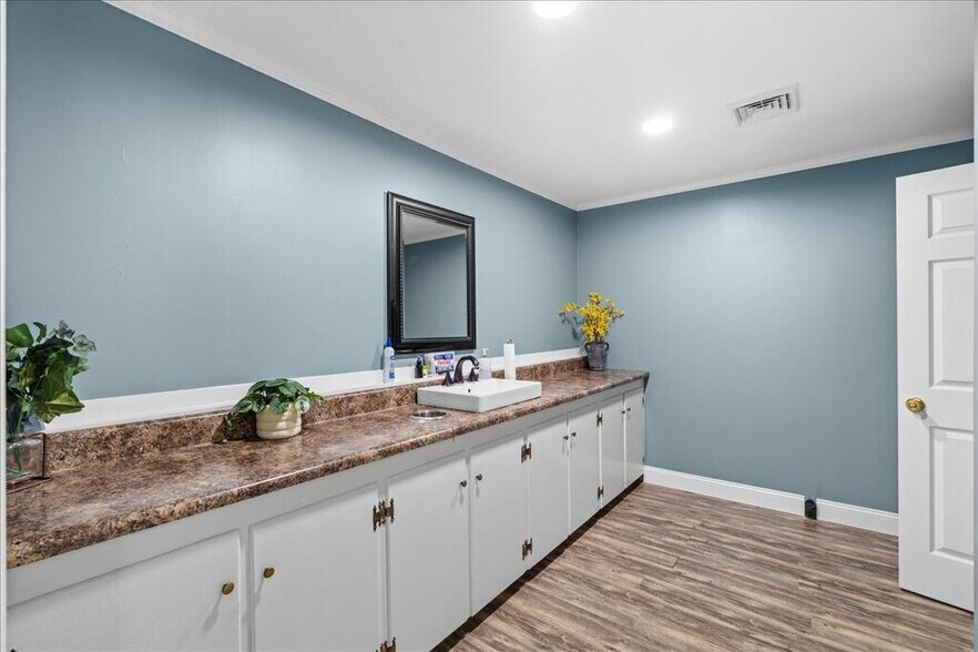 More Photos Of 57 Mountain Rd, Halifax Office For Sale