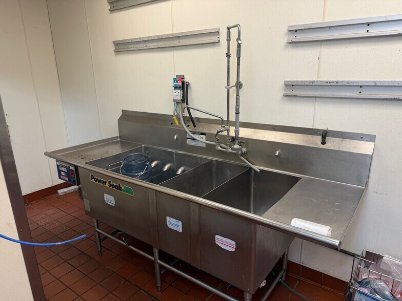 More Photos Of 5560 W Central Ave, Toledo Fast Food For Sale