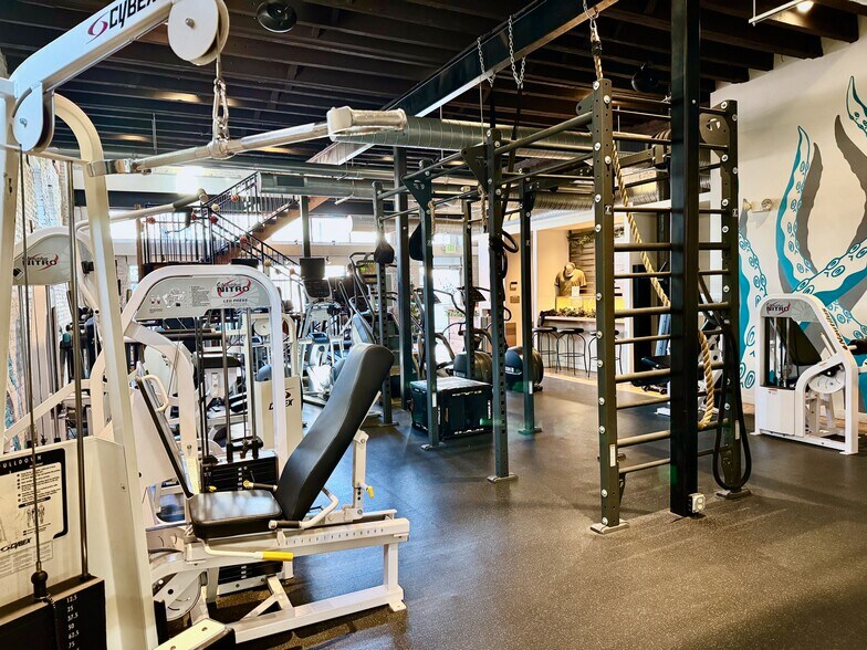 More Photos Of 39 E Cross St, Baltimore Storefront For Lease