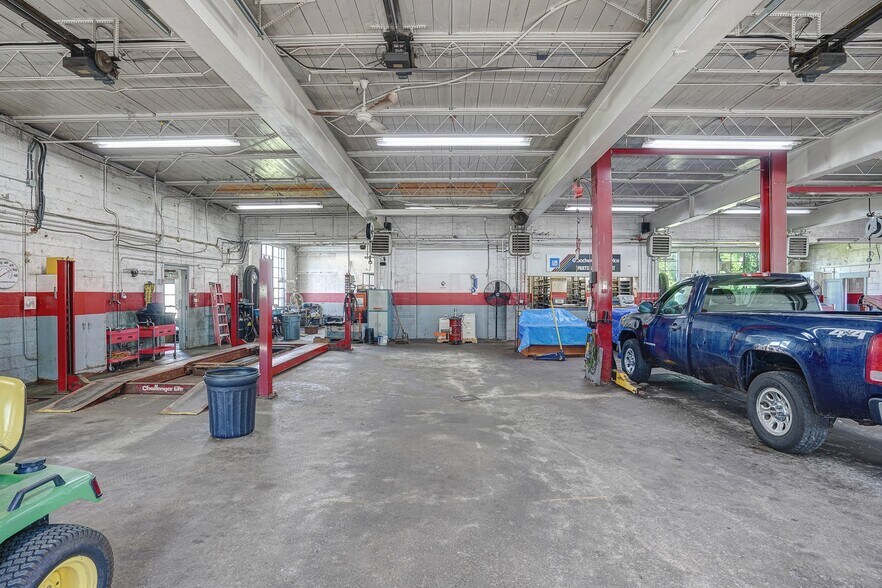 More Photos Of 1955 N Main St, Sheffield Auto Repair For Sale