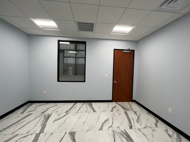 More Photos Of 18630 Intercontinental Crossing Dr, Houston Warehouse For Lease