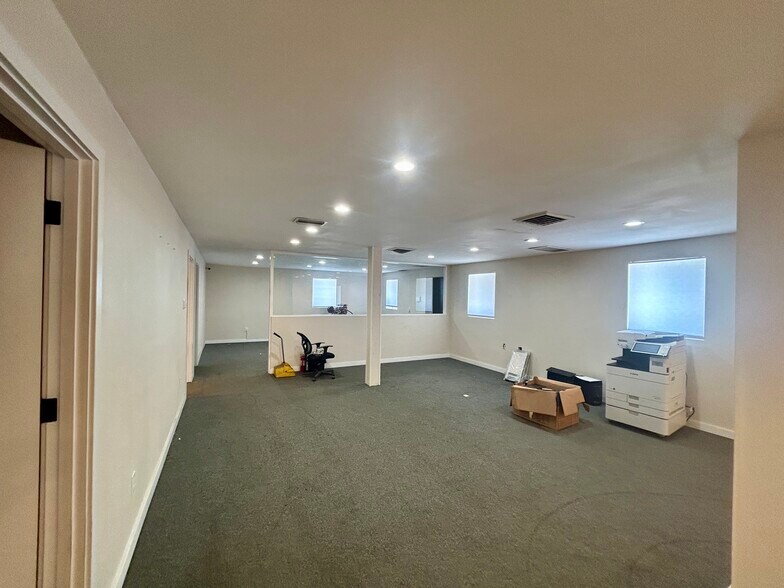 More Photos Of 2300 Grand Blvd, Holiday Flex For Sale