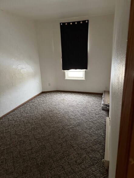More Photos Of 318 W North Water St, New London Bar For Sale