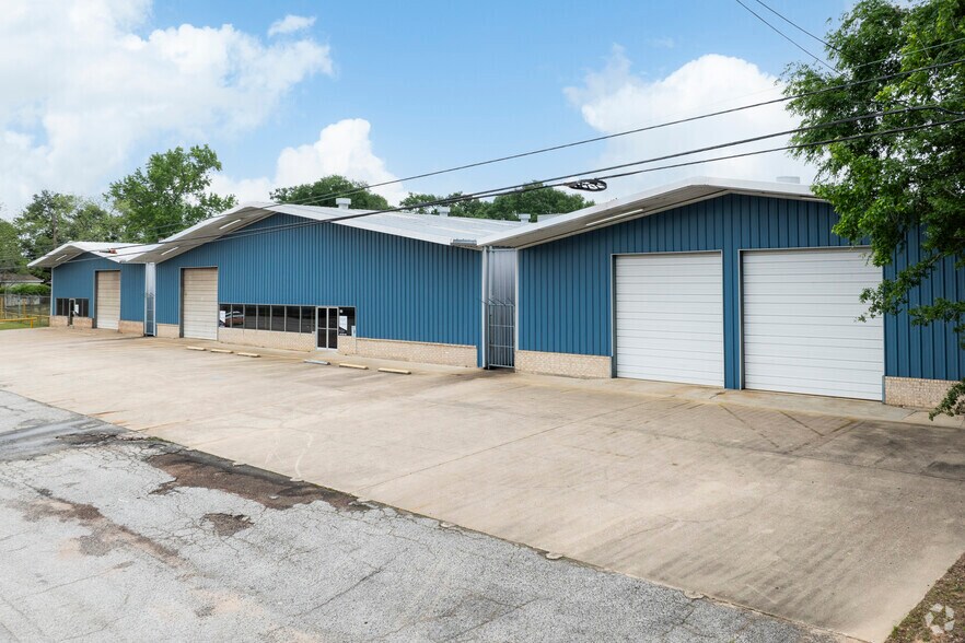 More Photos Of 213 FM 1314, Conroe Manufacturing For Lease