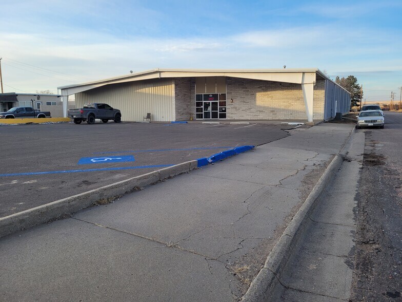 Primary Photo Of 615 E 3rd St, Kimball Restaurant For Sale