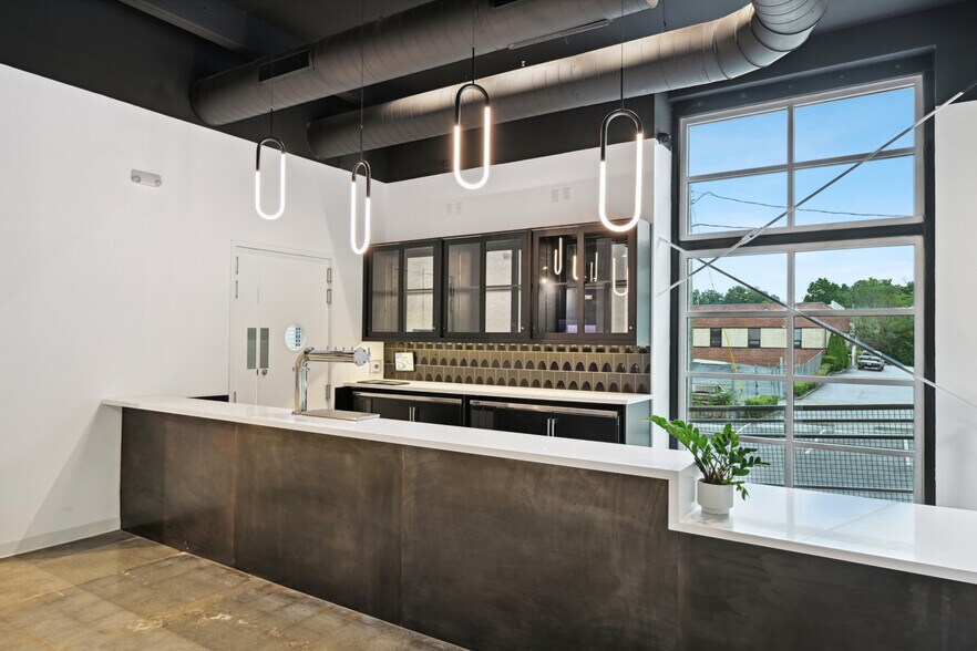 More Photos Of 159 Armour Dr NE, Atlanta Showroom For Lease