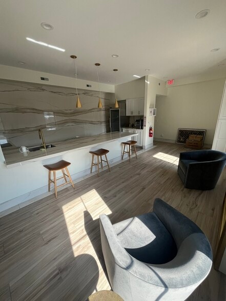 More Photos Of 18450 Mack Ave, Grosse Pointe Freestanding For Lease