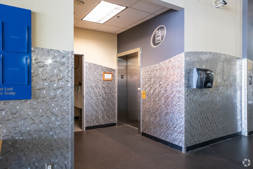 More Photos Of 12400 N Interstate 35, Austin Veterinarian Kennel For Sale