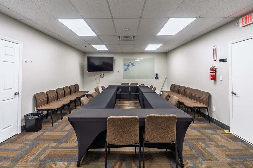 More Photos Of 5501-5519 Pioneer Park Blvd, Tampa Distribution For Lease
