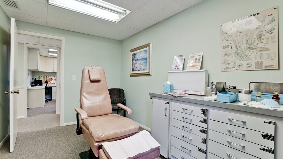 More Photos Of 3003 26th St, Bradenton Medical For Sale