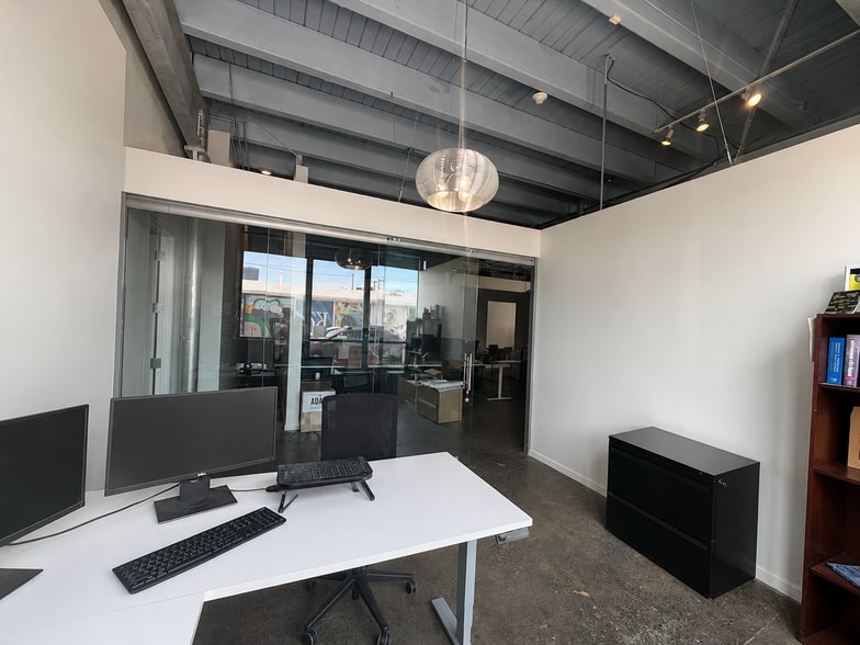 More Photos Of 1625-1627 Oak St, Kansas City Storefront Retail Office For Lease