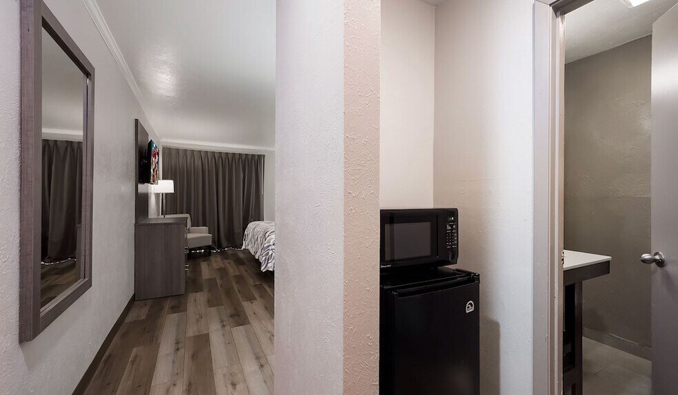 More Photos Of 203 N I-45, Madisonville Hotel For Sale