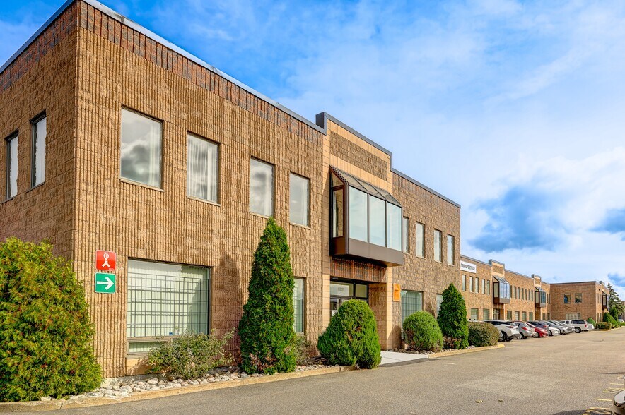 More Photos Of 601-623 Rue McCaffrey, Montréal Distribution For Lease