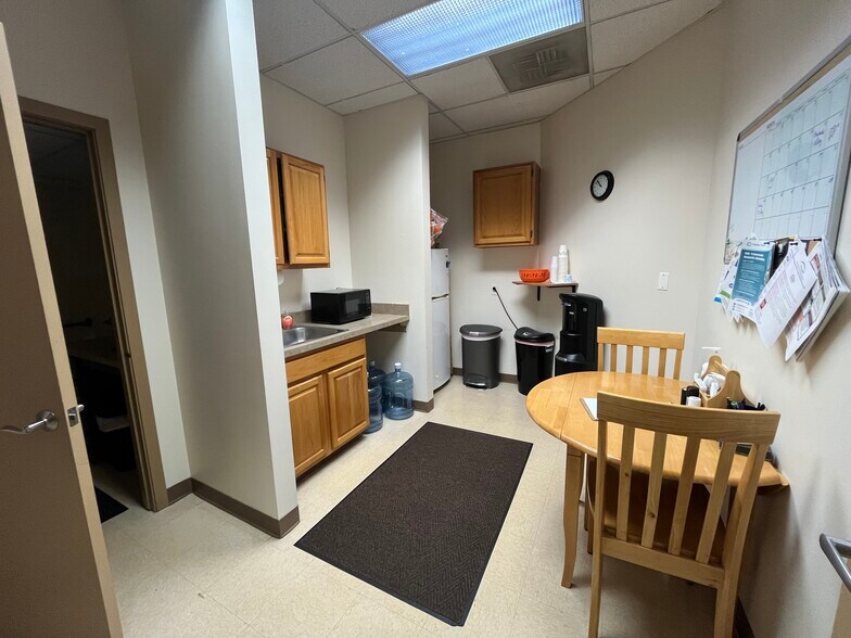 More Photos Of 919 N Plum Grove Rd, Schaumburg Office For Sale