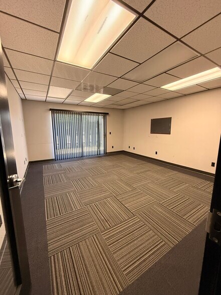 More Photos Of 201 S Hallock Dr, Santa Paula Manufacturing For Lease
