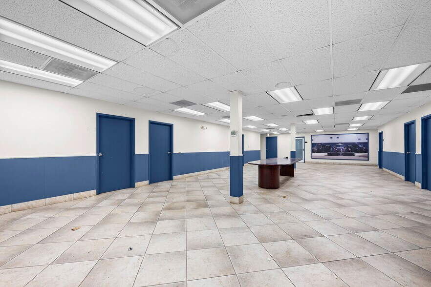 More Photos Of 2727 S Beech Daly Rd, Dearborn Heights Warehouse For Lease