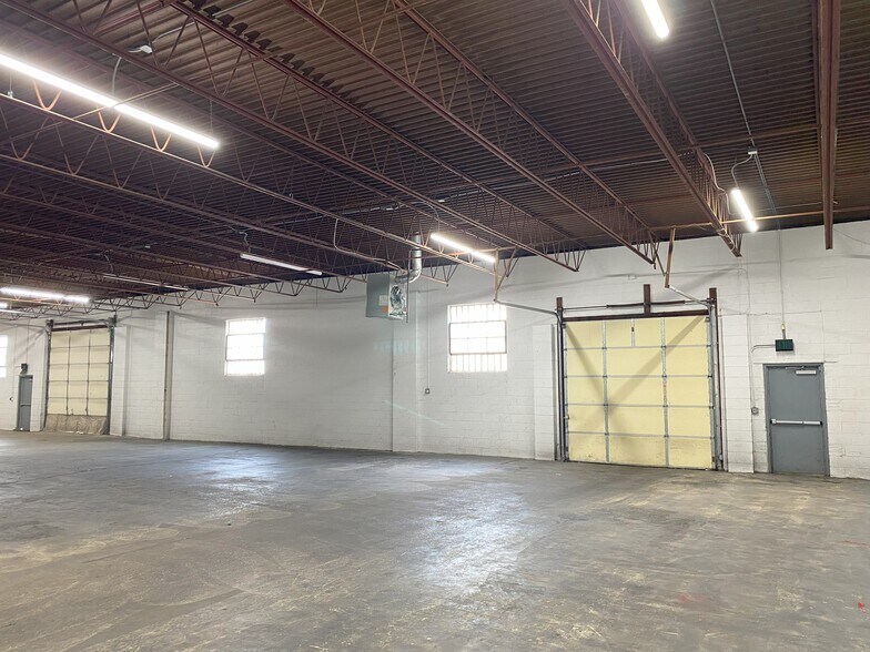 More Photos Of 27 Sarah Dr, Farmingdale Warehouse For Lease