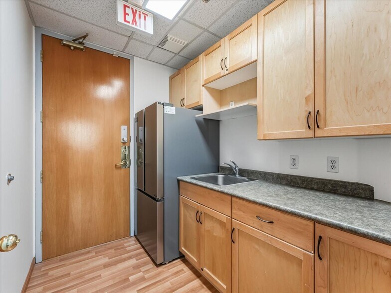 More Photos Of 470-560 Kingsway, Vancouver Storefront For Sale