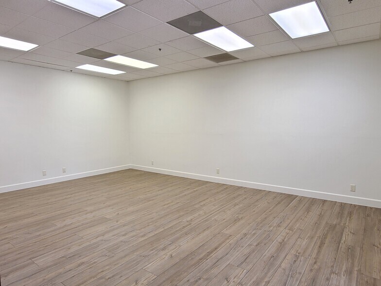 More Photos Of 45110 Club Dr, Indian Wells Office For Lease