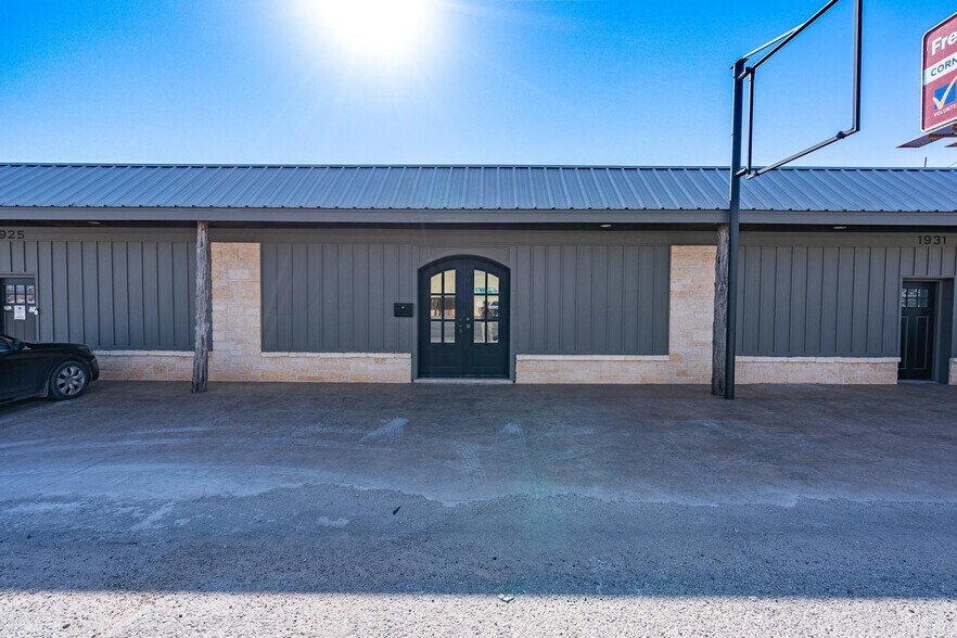 Primary Photo Of 1929 S Treadaway Blvd, Abilene Showroom For Lease