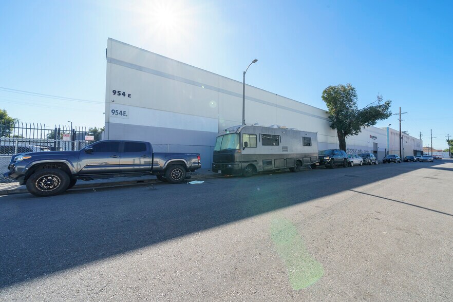 More Photos Of 936-972 E 31st St, Los Angeles Warehouse For Sale