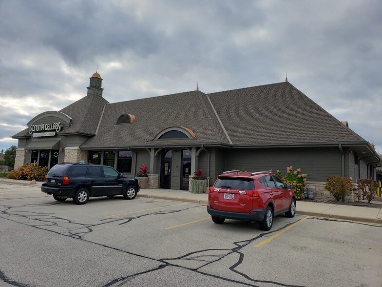 More Photos Of 1290 N Summit Ave, Oconomowoc General Retail For Lease