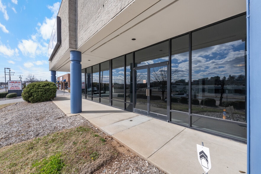 More Photos Of 3742 Durham Chapel Hill Blvd, Durham Showroom For Lease