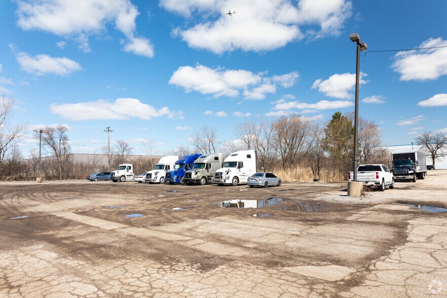 More Photos Of 855 Foster Ave, Bensenville Warehouse For Lease