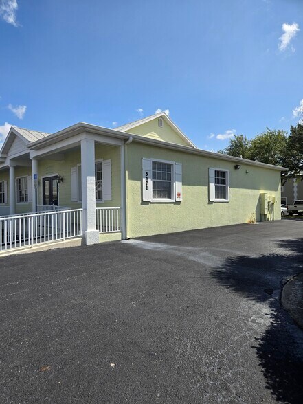 More Photos Of 5471 Lee St, Lehigh Acres Showroom For Lease